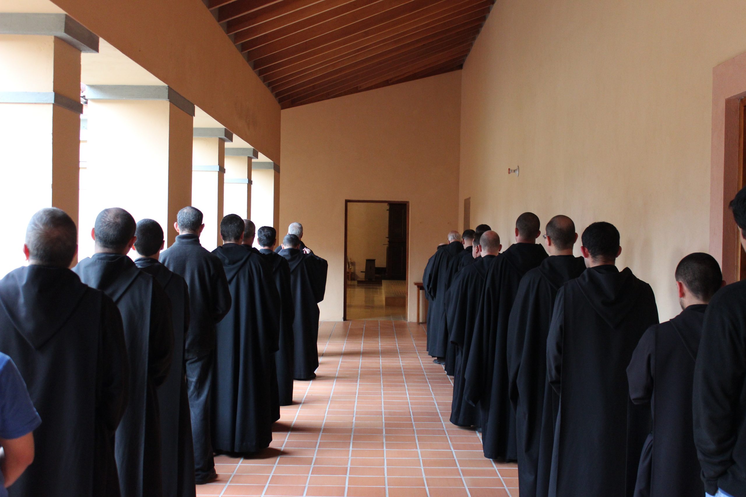 Monjes en el claustro