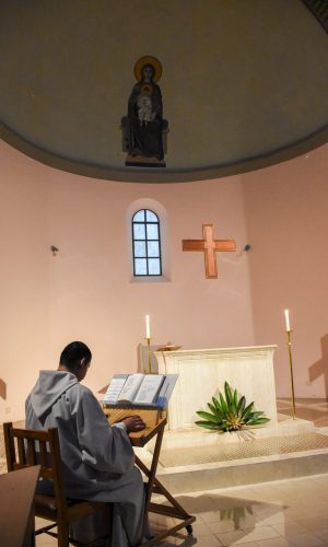 Monje tocando la cítara