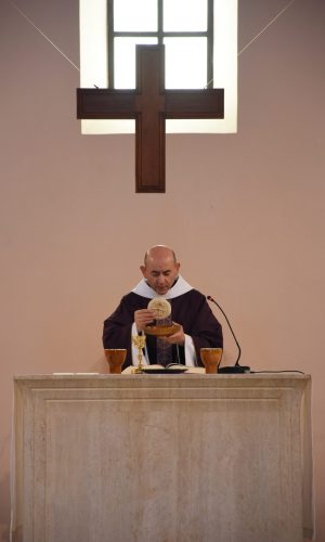 Monje celebrando la misa