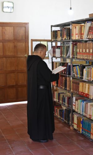 Monje en la biblioteca